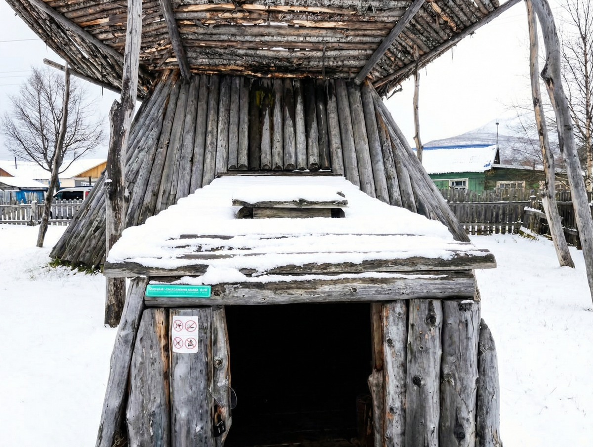 Летний вход в корякское традиционное жилище - он же защита от медведя