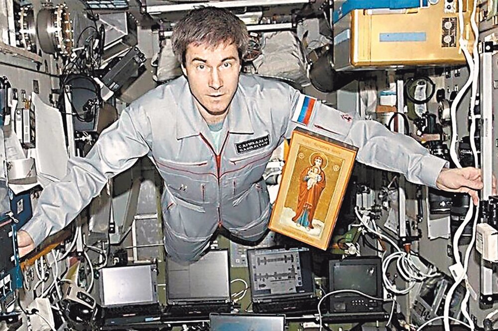    «Свято место пусто не бывает» – теперь это можно сказать и про космос. На снимке – российский космонавт Сергей Крикалёв на МКС. Фото: valaam.ru