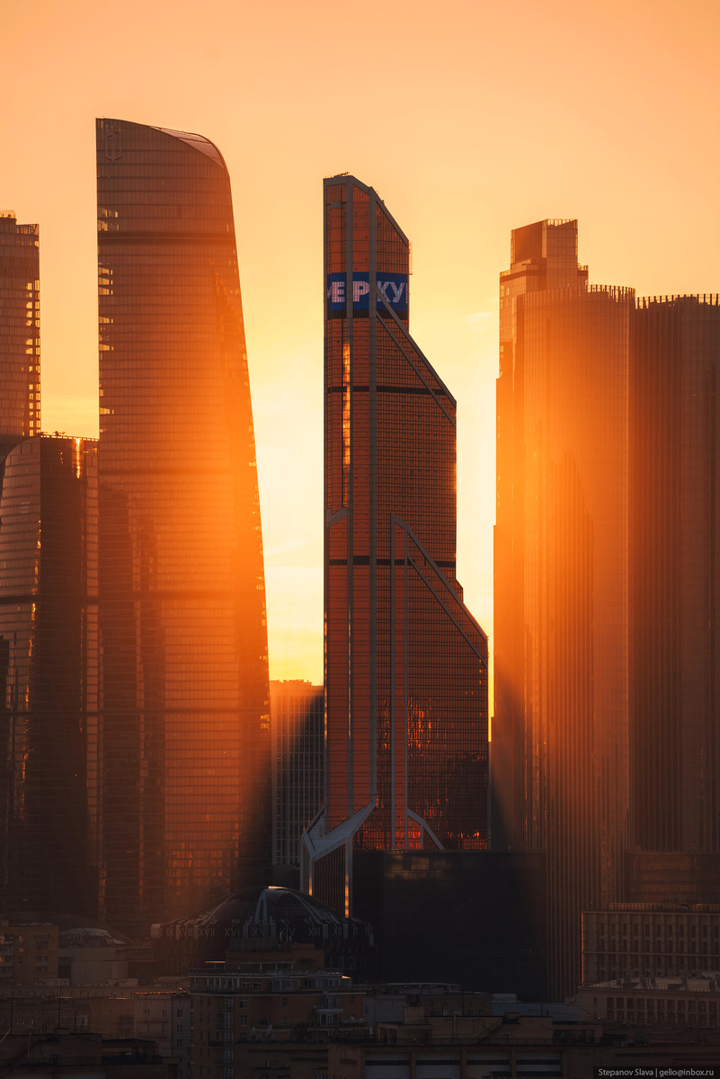 Mercury City Tower - Золотой час до заката (Фото взято: https://gelio.livejournal.com/312628.html?utm_medium=organic&utm_source=yandexsmartcamera )