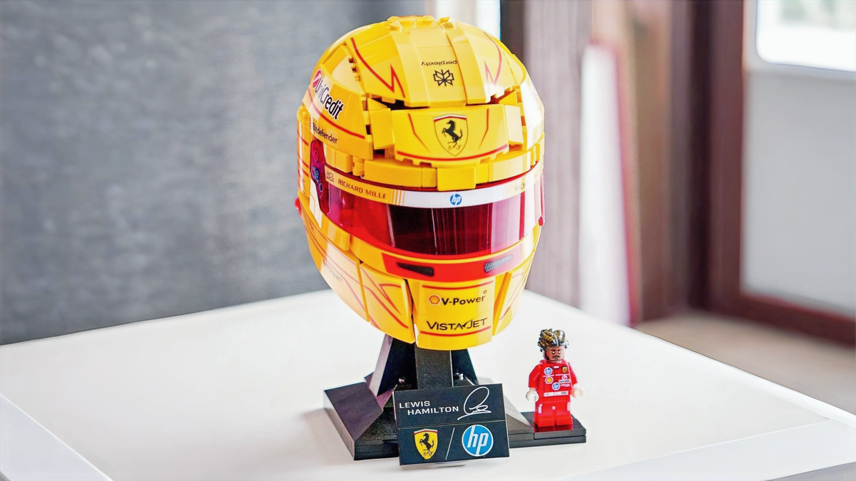 LEGO Editions  43022 Lewis Hamilton Helmet в интерьере