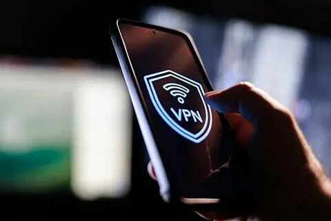 По итогам первого квартала количество госзакупок корпоративных VPN в России взлетело на 22,6 процента в годовом выражении, до 1016 процедур. Об этом со ссылкой на информацию разработчика IT-решений «СКБ Контур» пишут «Ведомости».

Общая сумма контрактов, напротив, сократилась более чем в три раза — с 6,9 миллиарда рублей до 2,02 миллиарда. Такой результат связан с падением начальной максимальной цены на 76,2 процента, до 1,98 миллиона рублей.

Последнее обстоятельство обусловлено тем, что в 2025 году VPN чаще закупали в рамках крупных контрактов, а в 2026-м речь идет об отдельных закупках. К тому же часть сделок с большим бюджетом могла перейти в соседние категории, где покупается защищенный удаленный доступ, сетевая безопасность, межсетевые экраны и так далее.

Архитектор информационной безопасности UserGate uFactor Дмитрий Овчинников напомнил, что компании обязаны применять VPN при передаче данных через открытые каналы связи. Требование прописано в законодательстве по защите персональных данных, государственных информационных систем и информации ограниченного доступа. Ранее сообщалось, что Минцифры рекомендовало крупнейшим российским интернет-площадкам ограничить доступ на платформы для пользователей с включенным VPN. До этого глава ведомства Максут Шадаев признал, что перед ним поставили задачу снизить использование популярных у граждан сервисов для обхода блокировок.