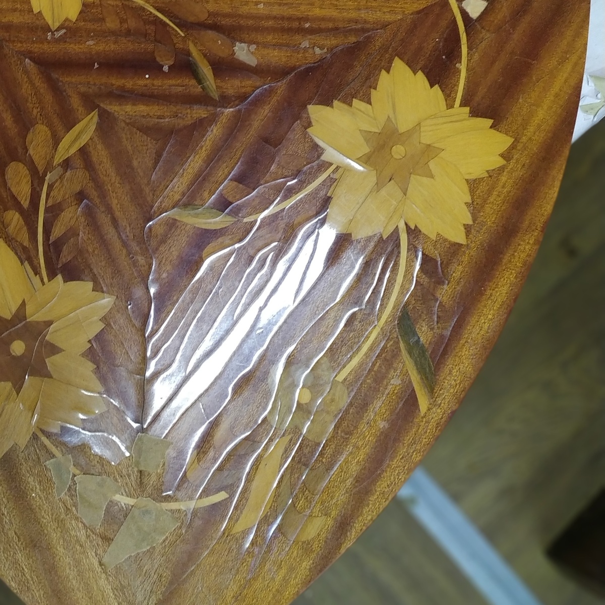 Фрагмент столешницы журнального столика. Визуально кажется, что проблема только в потрескавшемся полиэфирном лаке