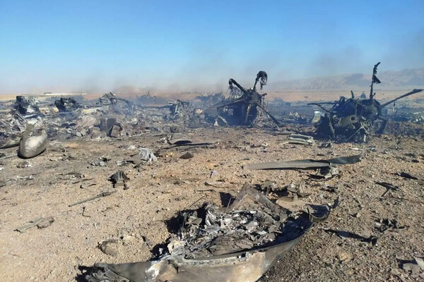 Обломки самолета уничтоженые американскими военными в ходе спасательной операции / AP   📷