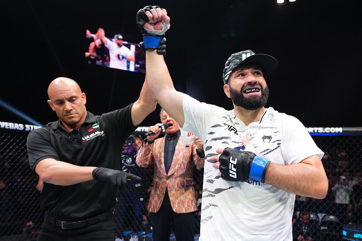 Азамат Мурзаканов после победы над Александром Ракичем.