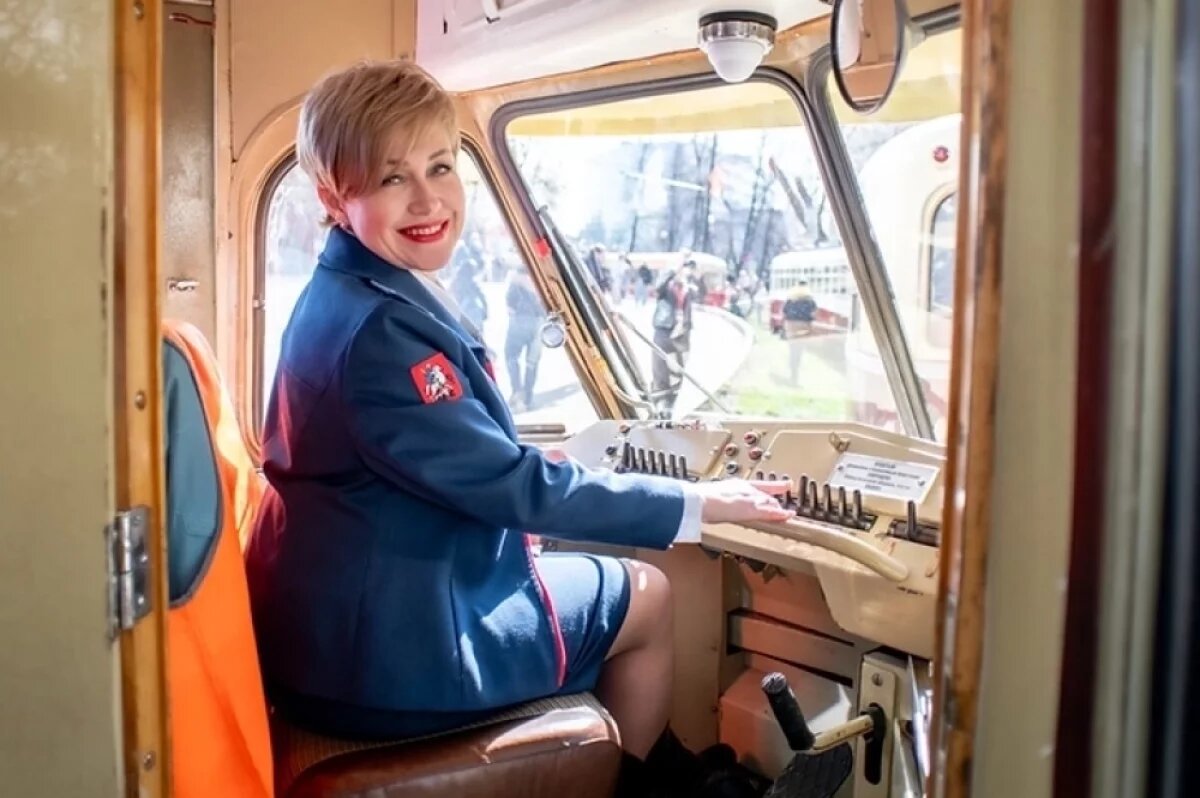    Елена Сергеева умеет водить трамваи разных моделей – в Московском транспорте она уже 20 лет.