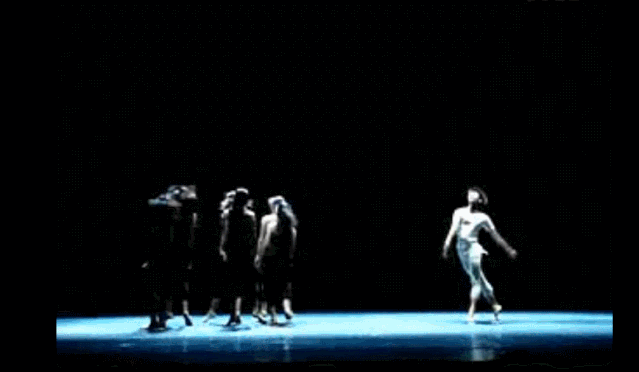 Отчетный концерт Шанхайской театральной академии — „Черно-белая живопись“. Ло Юньси исполняет сольную партию справа.