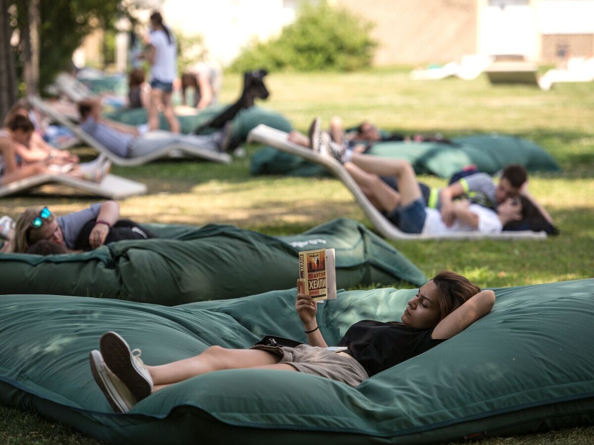    Отдыхающие в Центральном парке культуры и отдыха имени Горького в Москве | © РИА Новости / Евгения Новоженина
