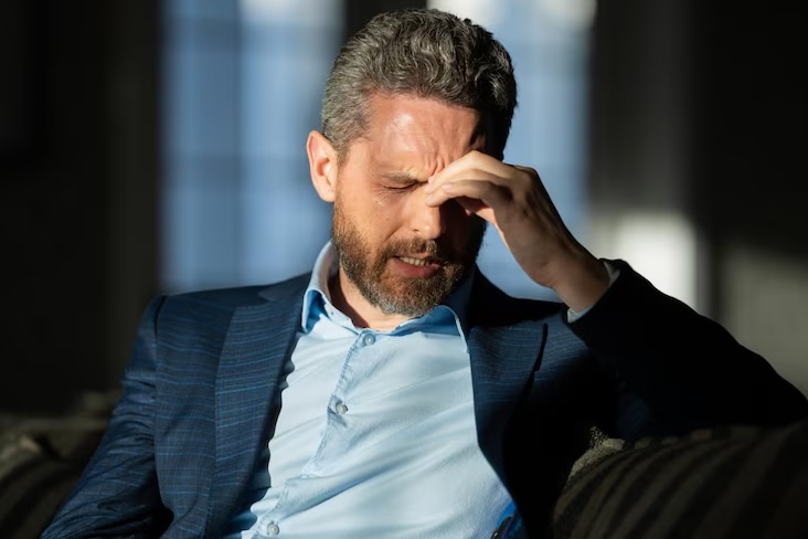 уставший мужчина