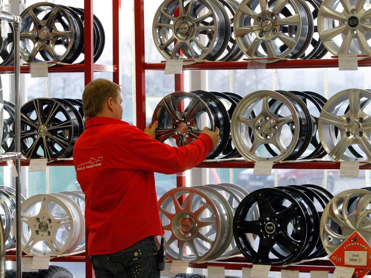    Продажа автомобильных дисков | © РИА Новости / Руслан Кривобок