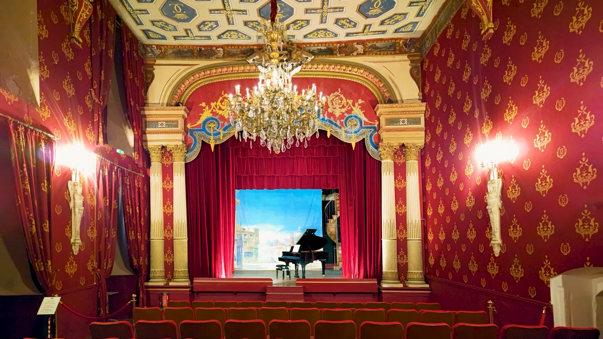 Скрытая жемчужина: частный театр на 200 мест, построенный внутри замка Бриссак в XIX веке. Здесь музыка и аплодисменты прошлого до сих пор находят отголоски в тишине пустых рядов
