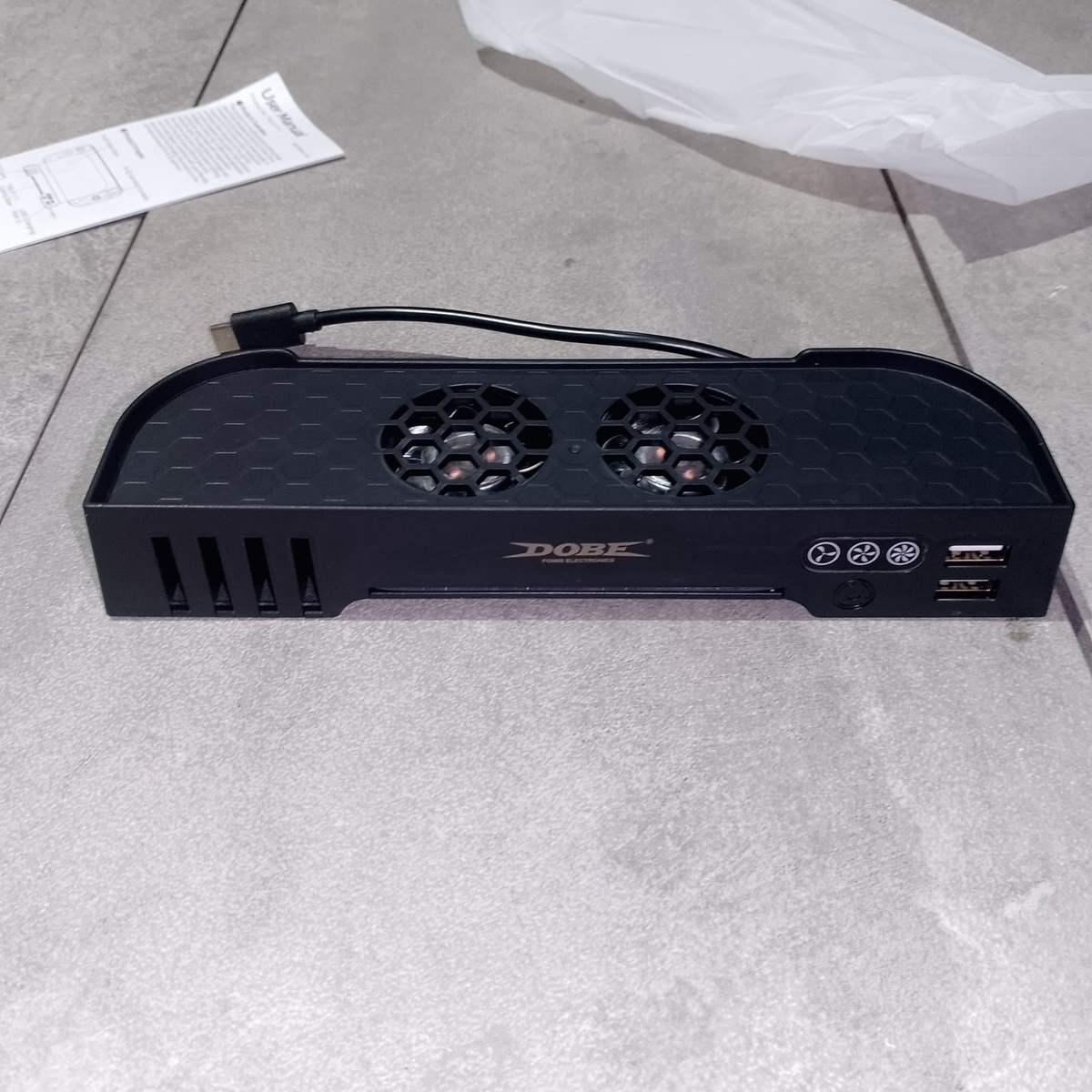      На передней панели расположены USB-порты и органайзер для картриджей.