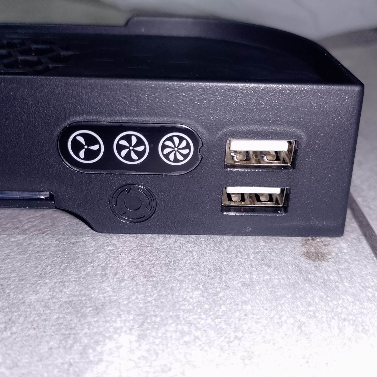      Управление скоростью вентиляторов и подсветкой вынесено на корпус.