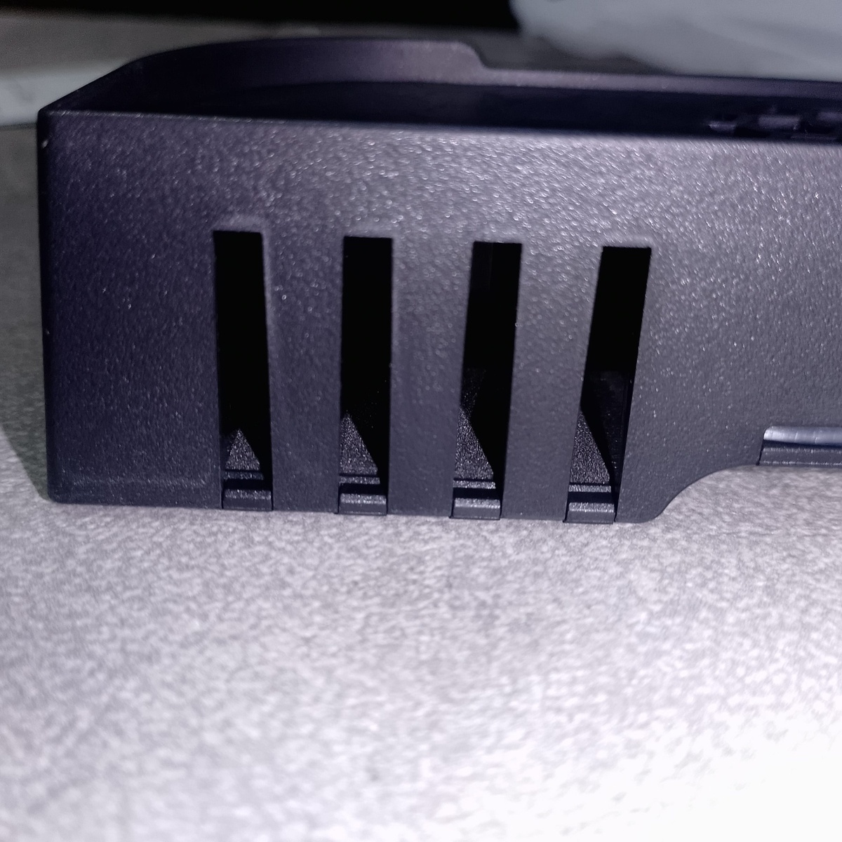      Сбоку хорошо видны вентиляционные прорези для притока воздуха.