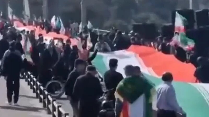     «Живой щит» в Иране. Скриншот видео