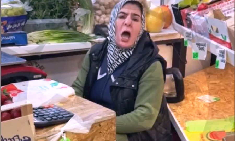 В Мурино женщина-продавец овощей устроила конфликт из-за требования предъявить документы на товар