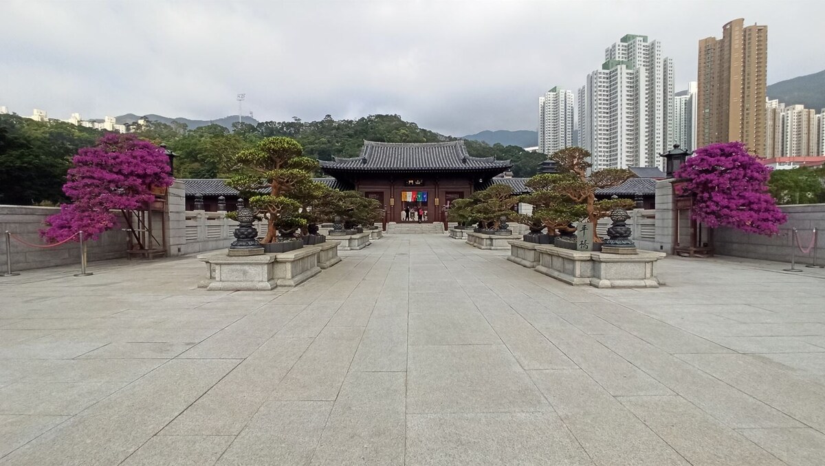 Площадь перед монастырем