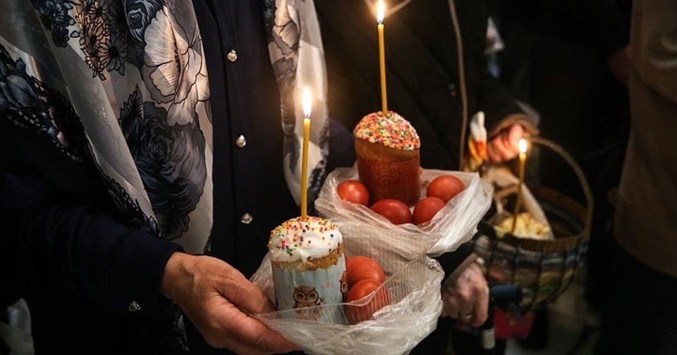 Пасхальный кулич - это символ того, как Христос после воскресения разделял трапезу с учениками. Теперь этот хлеб, ставят в центр стола, высокая форма кулича символизирует небо и вечность.