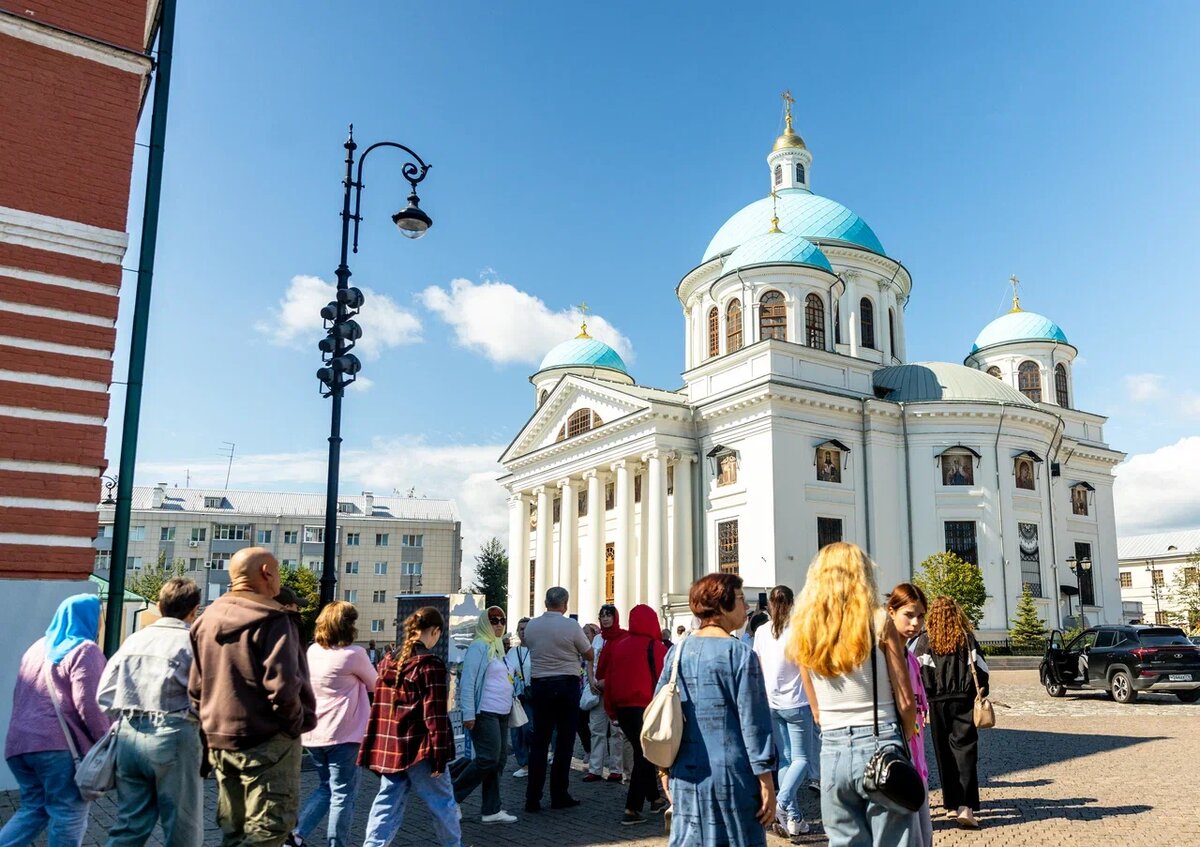 Это главный храм Казани, именно здесь находится чудотворный список Казанской иконы Божией Матери.