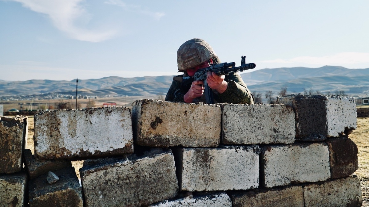    Комплекс упражнений по огневой подготовке выполнили военнослужащие батальона управления российской 201-й гвардейской военной базы, дислоцированной в Республике Таджикистан.