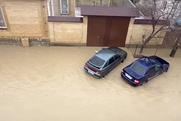 Подтопленная улица в поселке Новый Хушет под Махачкалой, 28 марта 2026 года / РИА Новости   📷
