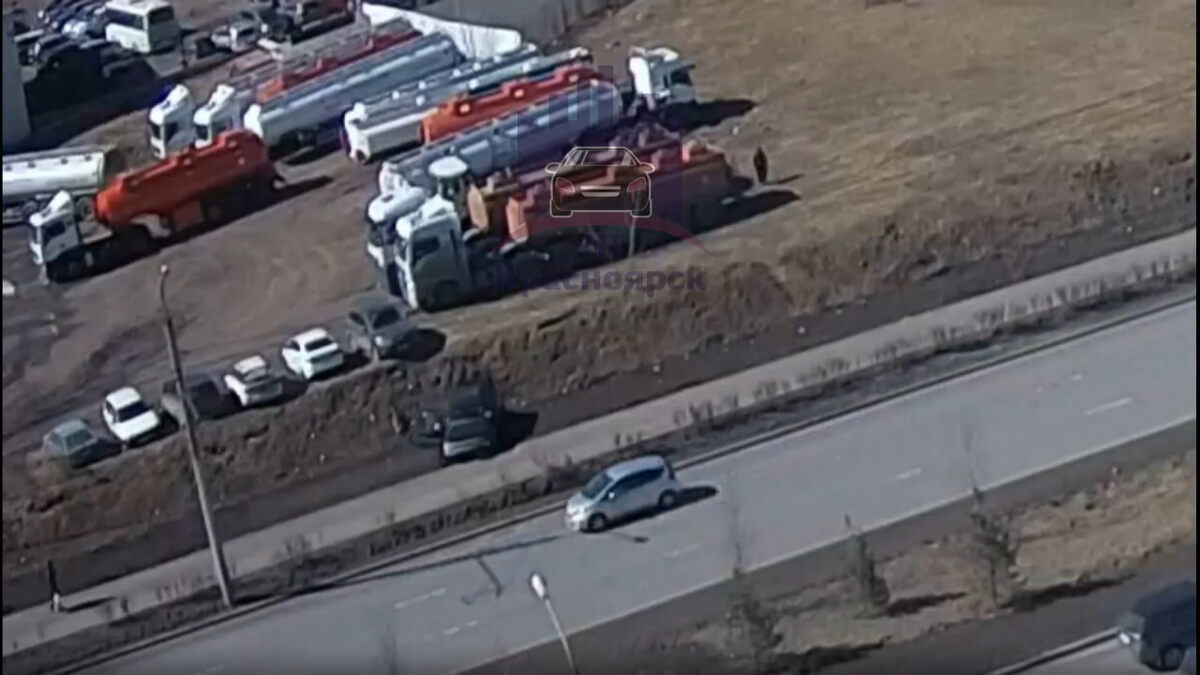     В Красноярске водитель без прав пытался уйти от инспекторов и застрял в грязи