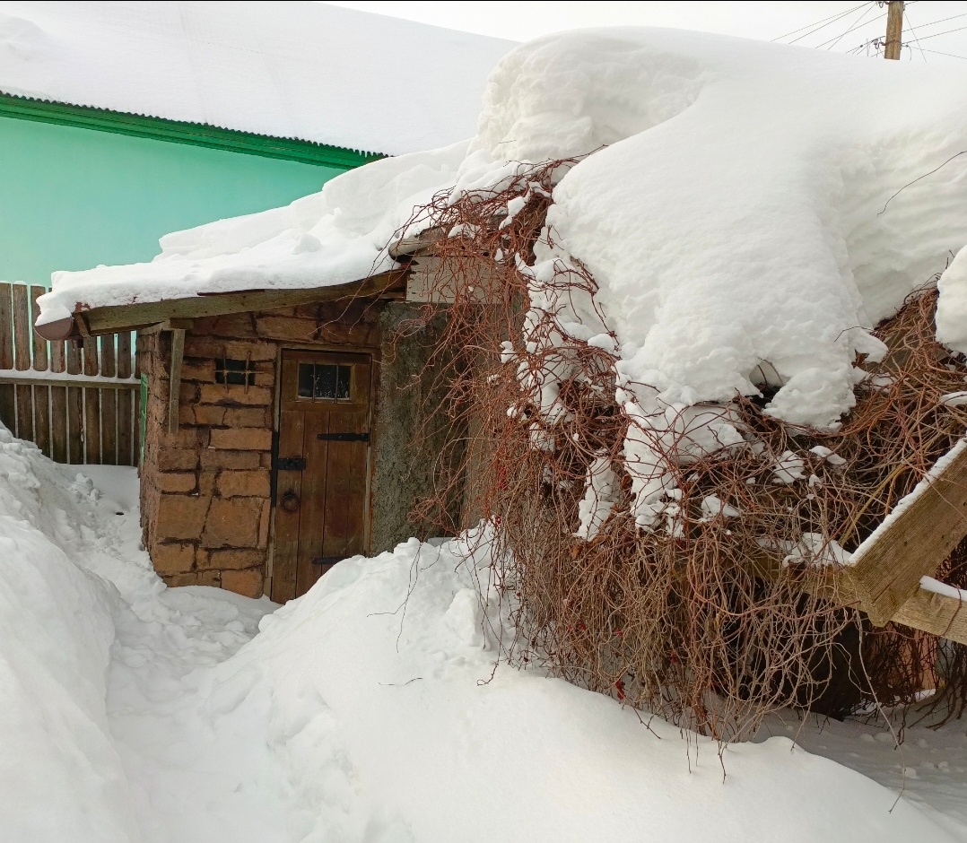 К этому сооружению очень подойдут мои горшки.