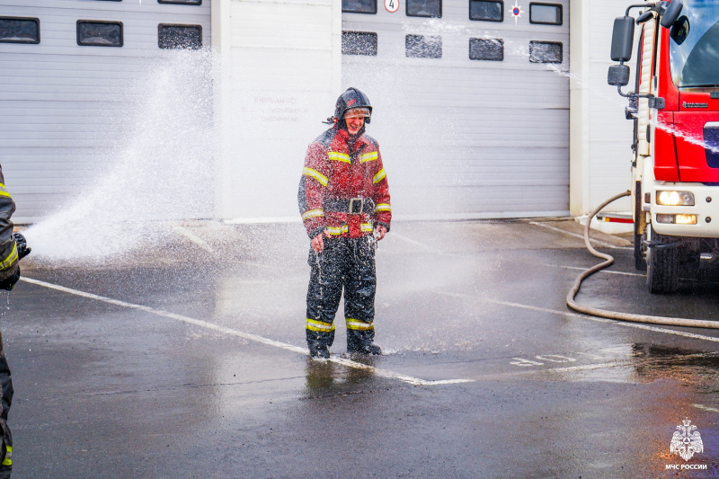    Пожарного в Петрозаводске отмыли от копоти из брандспойтовМЧС Карелии