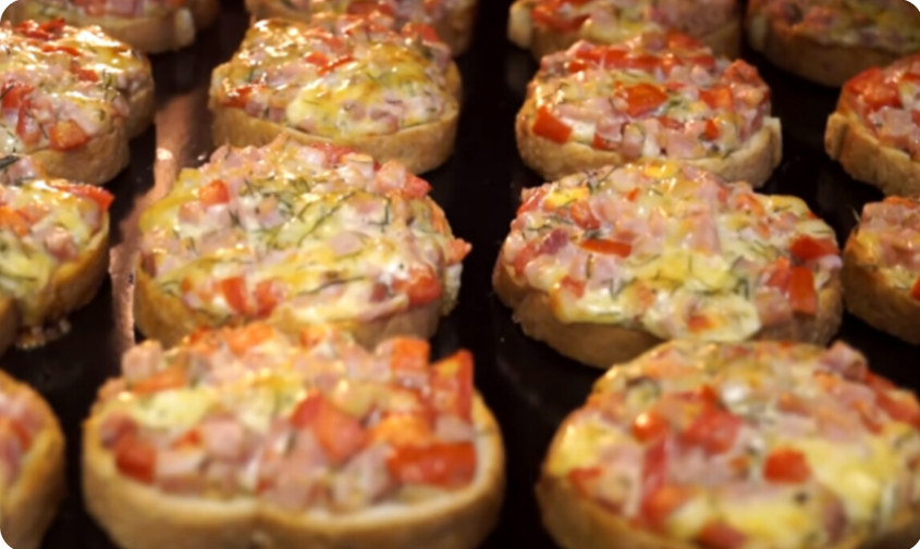 Попробуйте один раз — и этот рецепт поселится у вас в списке «дежурных». Бутерброды «Ленивая пицца».