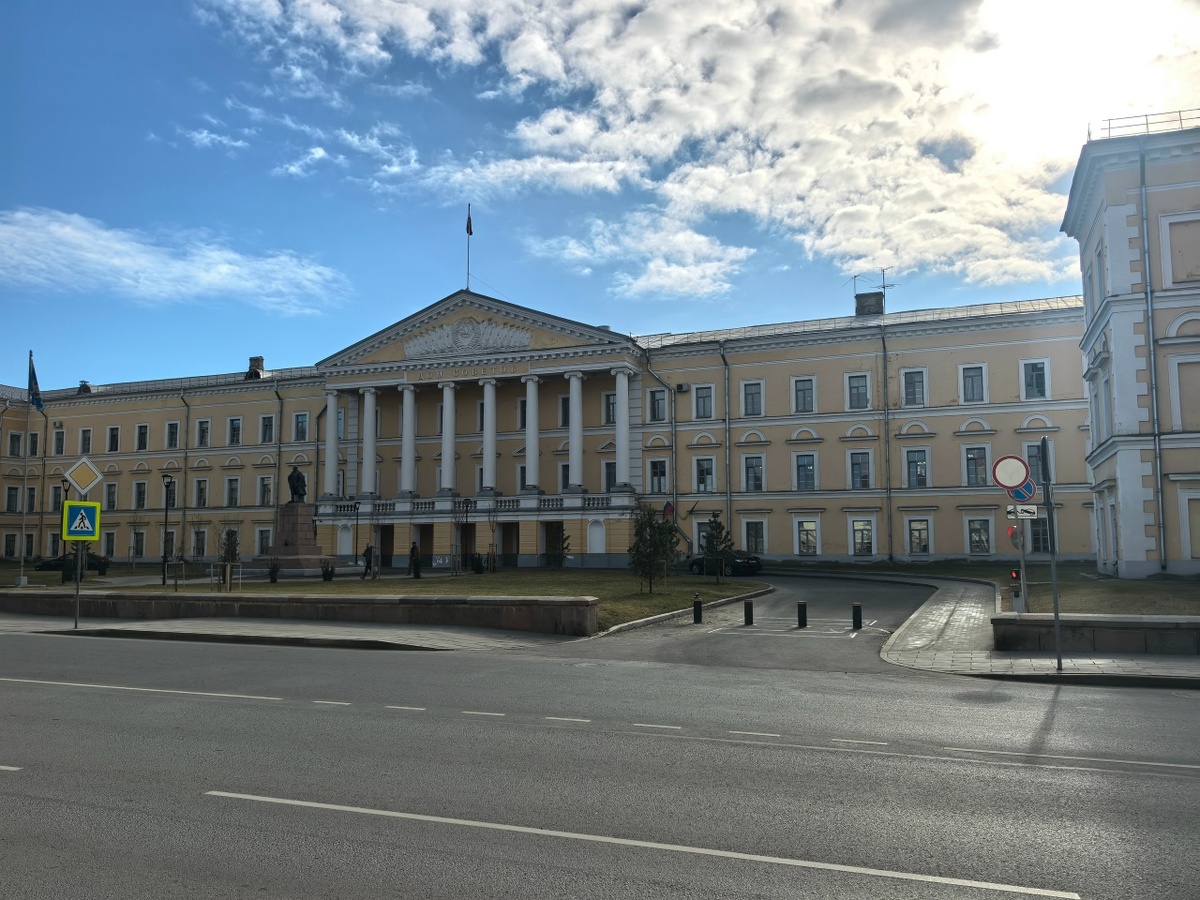 Администрация Пскова. Прям по центру вход в бюро пропусков, левее метров на 100 КПП№2. Сбер за моей спиной в одном квартале