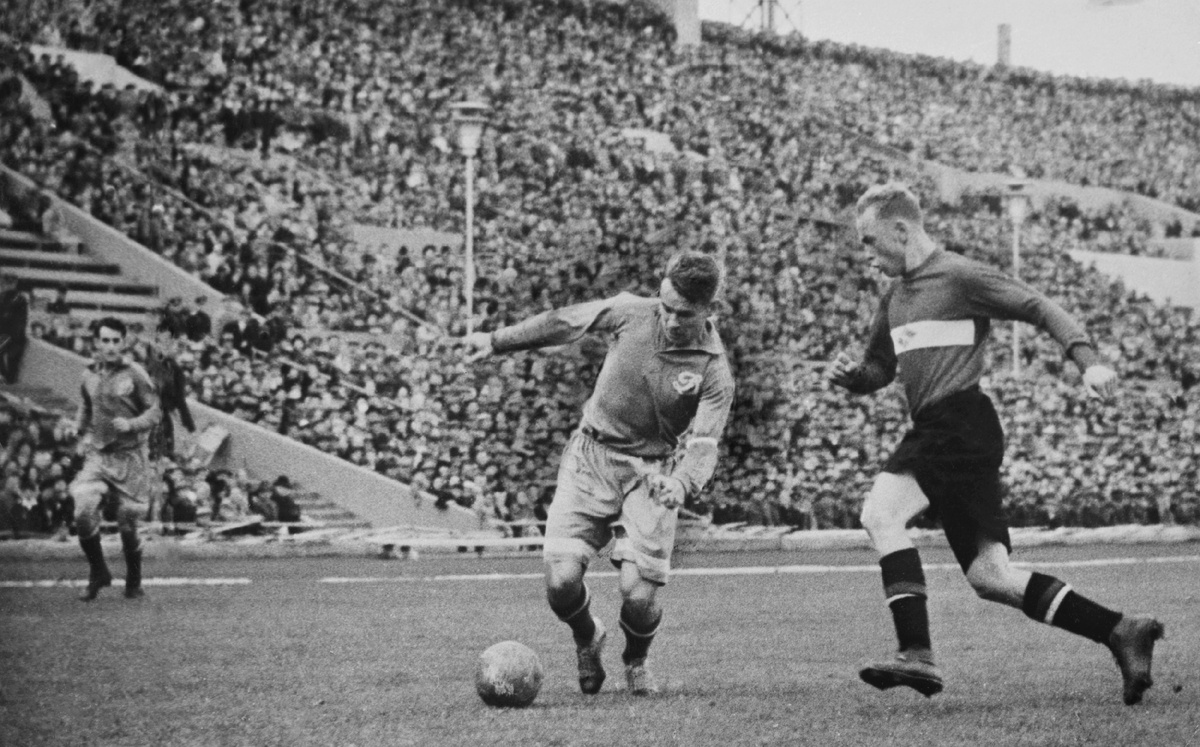 В игре нападающий столичного «Динамо» Константин Бесков, 1948 год