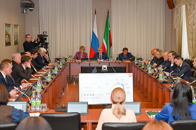    В Госсовете Татарстана завершилось рассмотрение отчета правительства РТ.   
Фото: gossov.tatarstan.ru