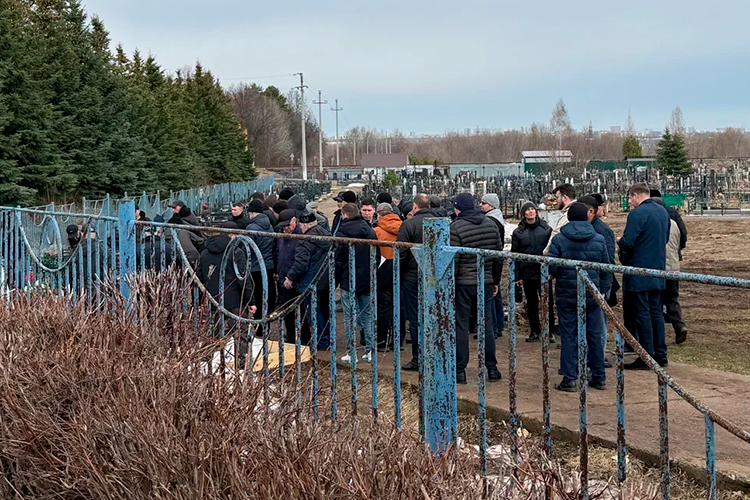    Прощание с рабочими проходит непублично. В основном собираются те, кто близко знал их.   
Фото: Регина Шафиева