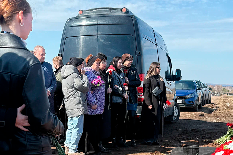    Сравнительно много людей пришло проститься с самым молодым погибшим — 30-летним Александром Салтыковым, ведущим специалистом службы по капитальному строительству НКНХ.   
Фото: Регина Шафиева