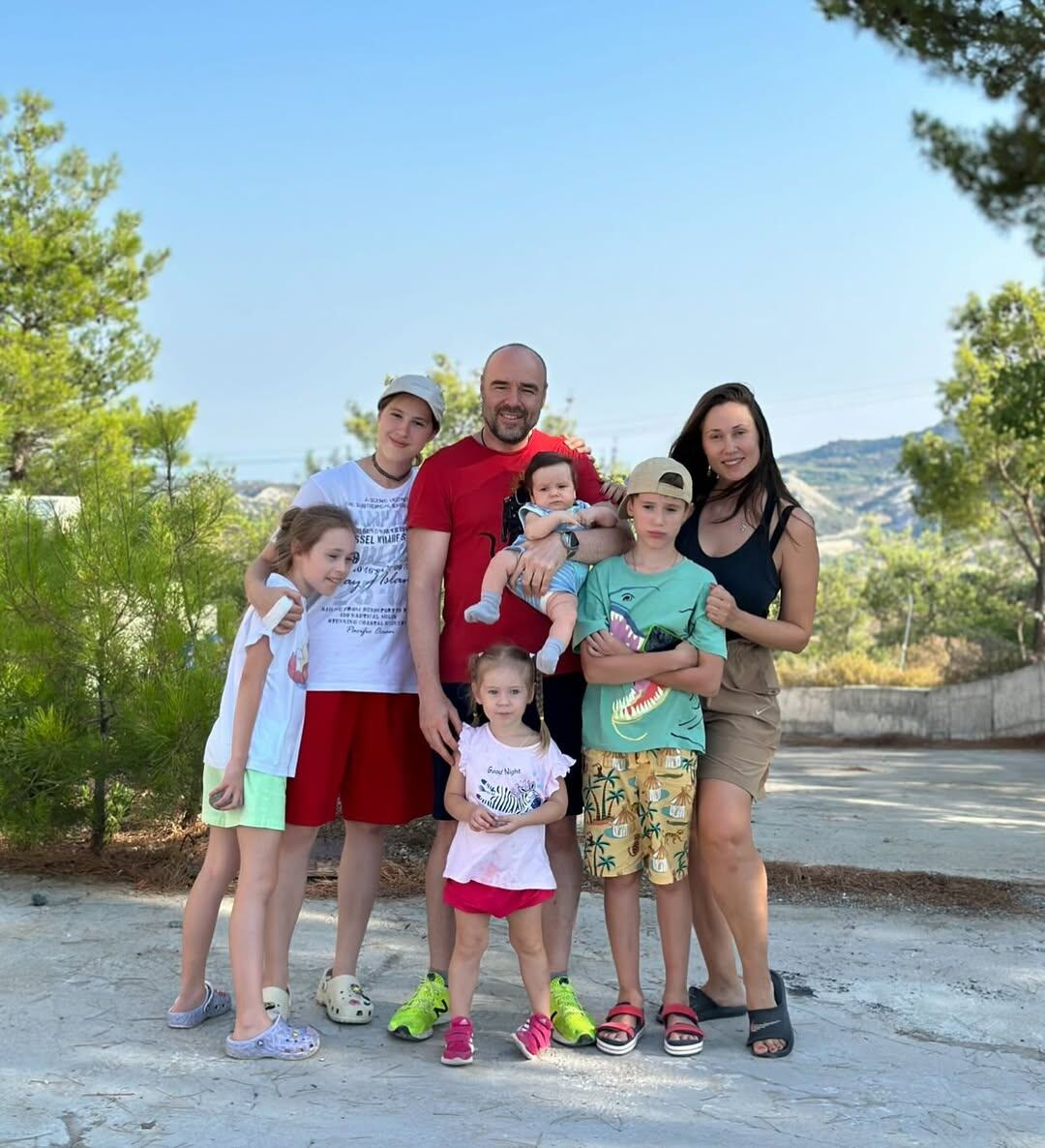 Роман и Елена Товстик с детьми. Фото: соцсети/@elenatovstik