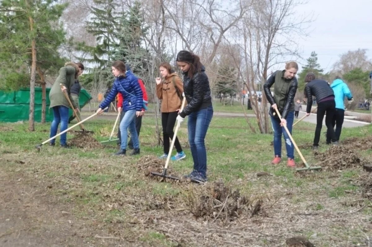    Первые омичи уже вышли на весеннюю уборку города