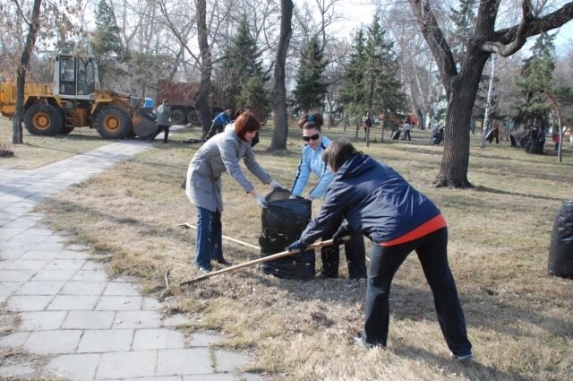    Люди уже убирают родные улицы Фото: omsk.aif.ru// Екатерина Саенко