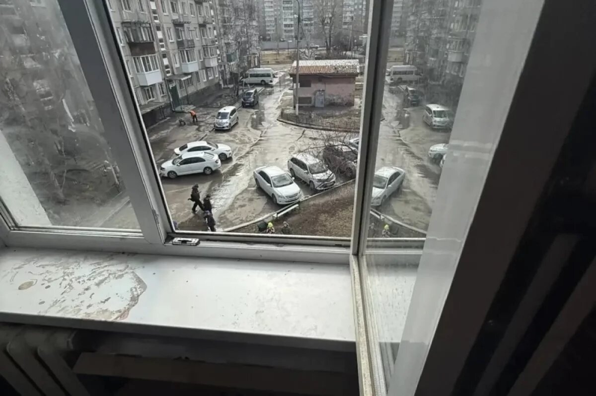    В Иркутске 2-летний ребенок выпал из окна, пока матери не было дома
