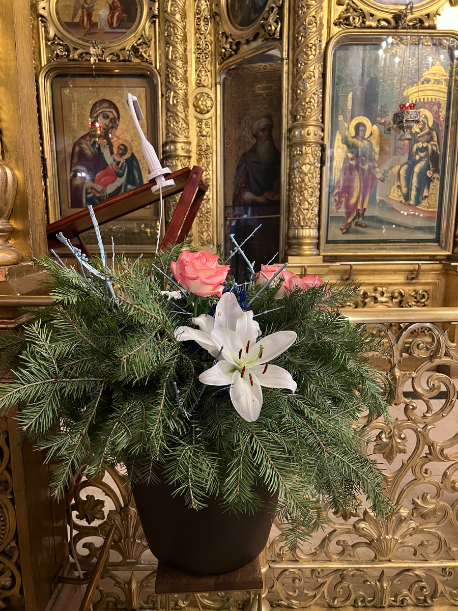 Фото автора: Россия, Москва, храм Богоявления в Елохово. Справа- икона «Благовещение Божией Матери», слева -  «Утоли мои печали». 