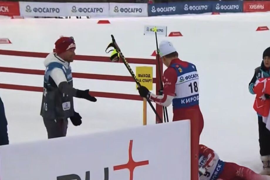 Александр Большунов напал на Александра Бакурова / скрин с трансляции на Матч ТВ