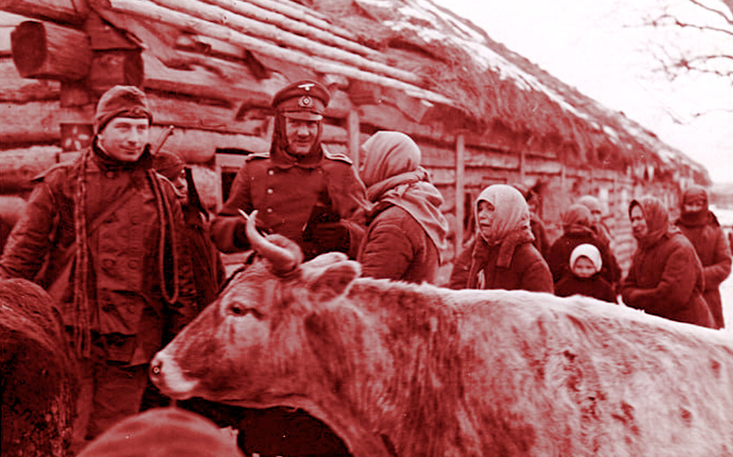 Фашисты отбирают корову у крестьян.