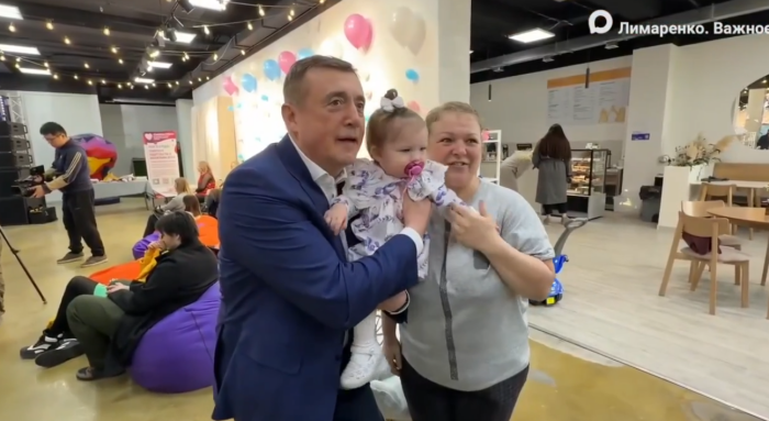                  Снимок с губернатором можно будет вклеить в семейный фотоальбом / фото: канал Валерий Лимаренко в Мах
