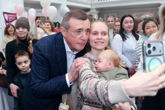 Цель островной власти – сделать материнство счастливым / фото: канал Валерий Лимаренко в Мах