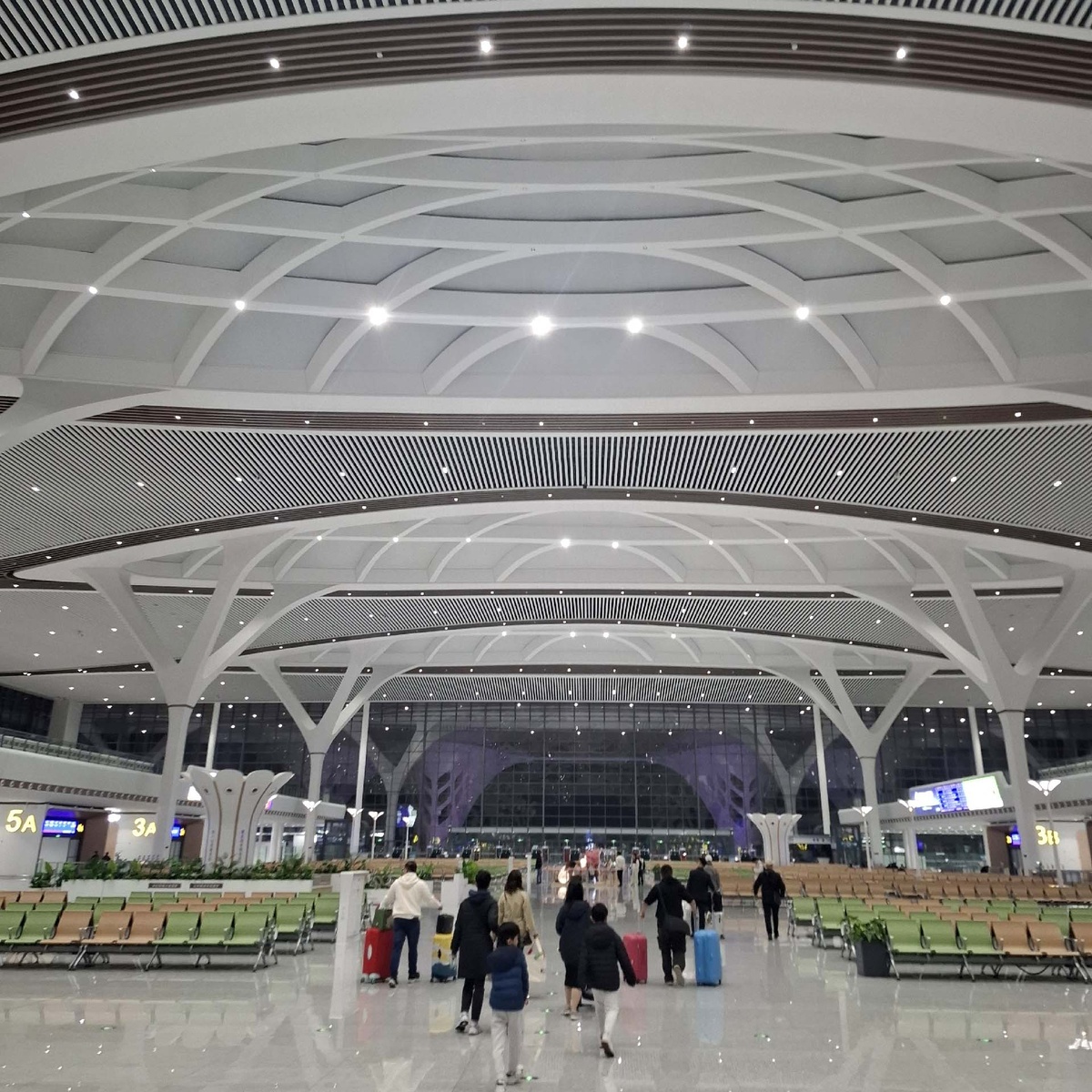 Чунцин, Восточный вокзал (Чунциндун). Слева и справа - пронумерованные выходы на посадку в поездам, всё остальное пространство - зал ожидания. Фото автора.