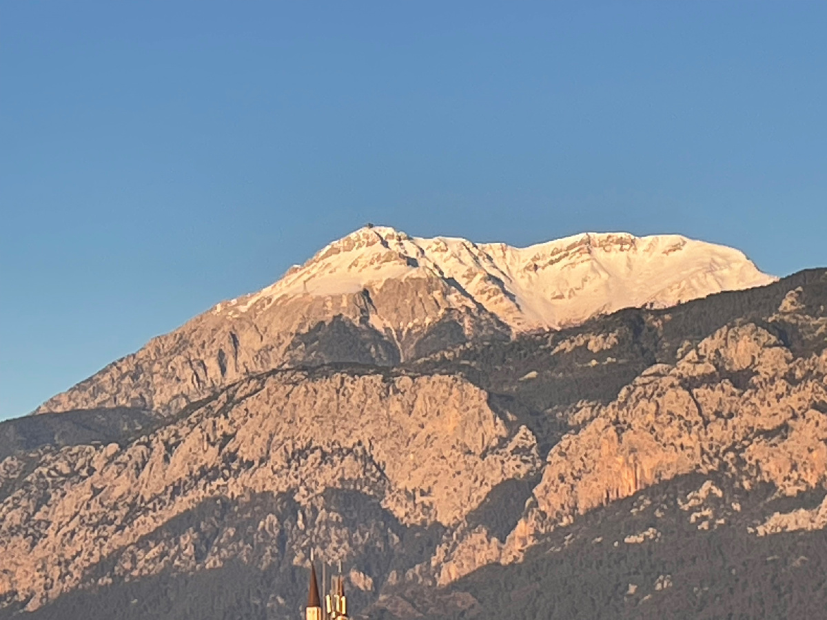 Темная точка на самой вершине — станция канатной дороги