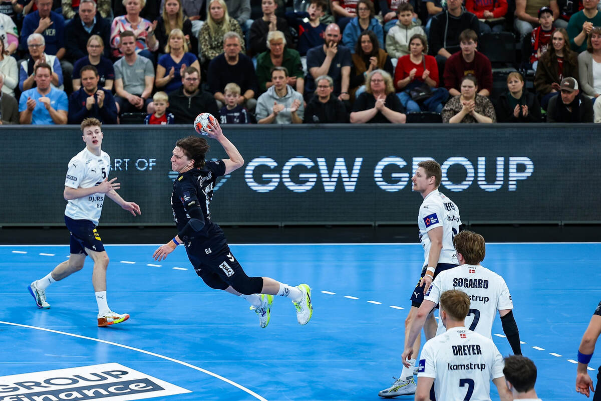    Лассе Мёллер атакует ворота "Скандерборга"