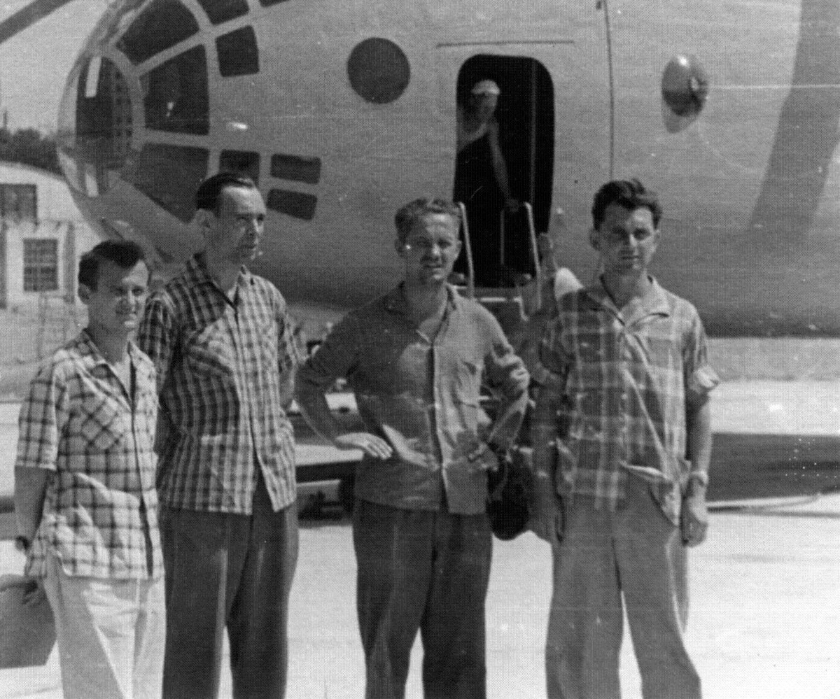 Испытатели Ка-22 слева направо – ведущий инженер В.А. Николаев, командир экипажа Д.К. Ефремов и 2-й пилот О.К. Яркин, ташкентский авиазавод, 25 августа 1962 г. Фото из домашнего альбома А.В. Николаева