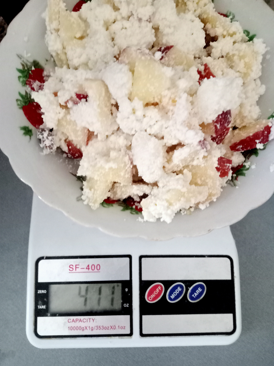 Творог и яблоко.