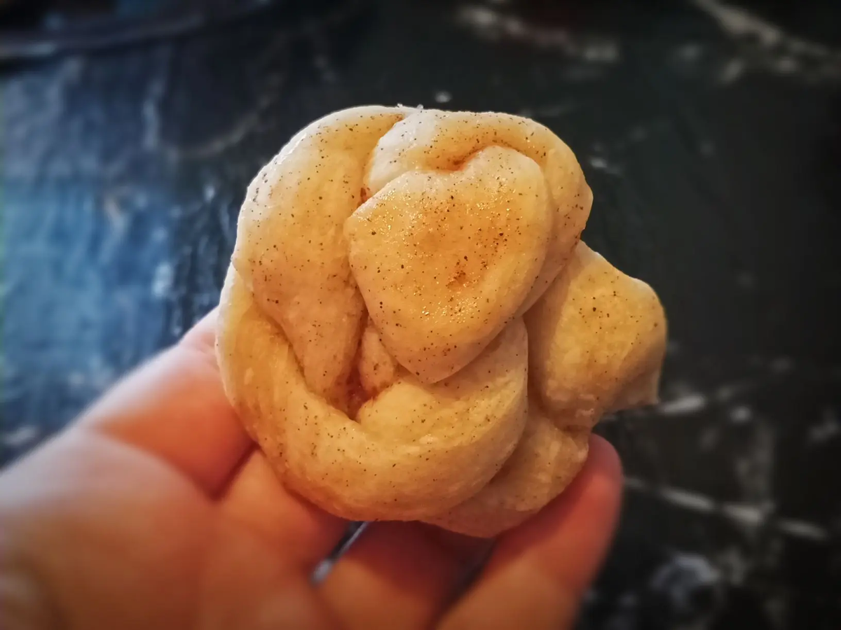 Артистичная булочка.