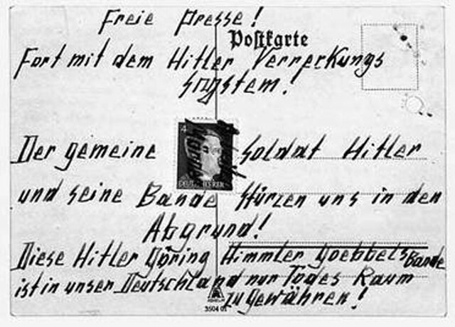    Одна из открыток Хэмпелсов. В центре — почтовая марка с изображением Гитлера и надписью «Убийца рабочих». Фото: en.wikipedia.org