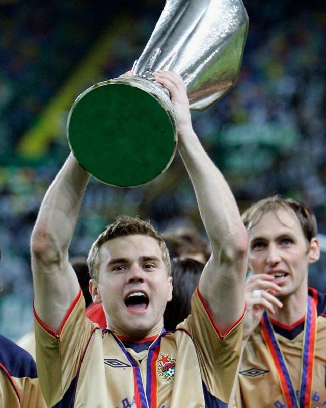     Игорь Акинфеев с Кубком УЕФА / Фото: ПФК ЦСКА